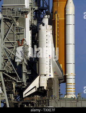 NASA Space Shuttle Endeavour siede avvitato alla rampa di lancio 39A al Kennedy Space Center, Florida come la protezione del servizio di rotazione rulli struttura torna su Marzo 10, 2008. Adopera è impostato per il lancio del 11 marzo sulla Missione STS 123. L'orbiter è portare payloads per l'Agenzia Spaziale Canadese e Japan Aerospace Exploration agenzia alla Stazione spaziale internazionale. (UPI foto/Joe Marino-Bill Cantrell) Foto Stock