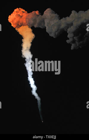 Lo Space Shuttle Discovery viaggia attraverso il cielo della sera poco dopo il decollo da complessi di lancio 39A per la missione STS-119 dal Kennedy Space Center in Florida il 15 marzo 2009. La scoperta e il suo equipaggio sarà condotta una missione di servizio per la Stazione Spaziale Internazionale per installare il S6 solar array travatura. (UPI foto/Kevin Dietsch) Foto Stock