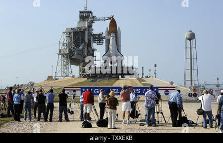 Come il servizio di protezione struttura rotola indietro i rappresentanti dei media di tutto il mondo sono presenti per visualizzare NASA Space Shuttle "Atlantis" come preparativi finali per il lancio da complesso 39a vengono completati per la Missione STS 125 dal Kennedy Space Center in Florida il 10 maggio 2009. Atlantis e dei suoi sette persona equipaggio sono programmati per condurre la finale volo navetta per migliorare le prestazioni del telescopio spaziale Hubble che è stato operativo in orbita dal 1990. (UPI foto/Joe Marino - Bill Cantrell) Foto Stock