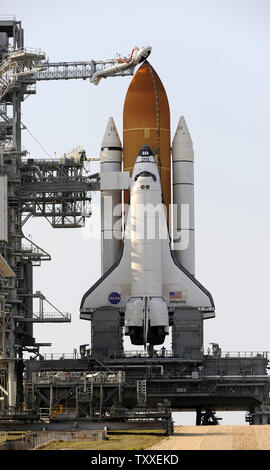 Come il servizio di protezione struttura rotola indietro, NASA Space Shuttle "Atlantis" è preparato per il lancio da complesso 39a sulla Missione STS 125 dal Kennedy Space Center in Florida il 10 maggio 2009. Atlantis e dei suoi sette persona equipaggio sono programmati per condurre la missione finale per il Telescopio Spaziale Hubble che è stato operativo in orbita dal 1990. Cinque i viaggi futuri sono previsti durante gli undici giorni di missione per riparare e migliorare il telescopio orbitante. (UPI foto/Joe Marino - Bill Cantrell) Foto Stock