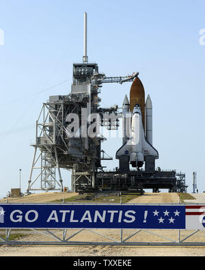 Come il servizio di protezione struttura rotola indietro, NASA Space Shuttle "Atlantis" è preparato per il lancio da complesso 39a sulla Missione STS 125 dal Kennedy Space Center in Florida il 10 maggio 2009. Atlantis e dei suoi sette persona equipaggio sono programmati per condurre la missione finale per il Telescopio Spaziale Hubble che è stato operativo in orbita dal 1990. L'equipaggio di condotta saranno cinque i viaggi futuri per riparare e migliorare il telescopio durante gli undici giorni di missione. (UPI foto/Joe Marino - Bill Cantrell) Foto Stock