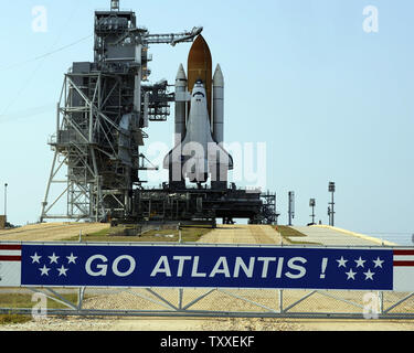 Come il servizio di protezione struttura rotola indietro, NASA Space Shuttle "Atlantis" è preparato per il lancio da complesso 39a sulla Missione STS 125 dal Kennedy Space Center in Florida il 10 maggio 2009. Atlantis e dei suoi sette persona equipaggio sono programmati per condurre la missione finale per riparare e migliorare le prestazioni del telescopio spaziale Hubble che è stato operativo in orbita dal 1990. (UPI foto/Joe Marino - Bill Cantrell) Foto Stock