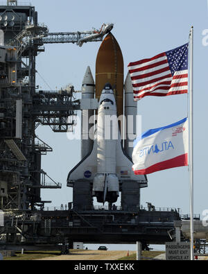 Come il servizio di protezione struttura rotola indietro, NASA Space Shuttle "Atlantis" è preparato per il lancio da complesso 39a sulla Missione STS 125 dal Kennedy Space Center in Florida il 10 maggio 2009. Atlantis e dei suoi sette persona equipaggio sono programmati per condurre la missione finale per il Telescopio Spaziale Hubble che è stato operativo in orbita dal 1990. Cinque i viaggi futuri sono previsti durante gli undici giorni di missione per riparare e migliorare il telescopio orbitante. (UPI foto/Joe Marino - Bill Cantrell) Foto Stock