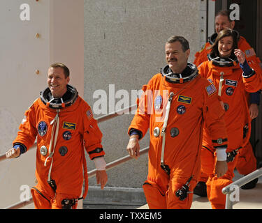 L'astronauta equipaggio di STS 125 portano dal comandante Scott Altman (c) si discosta dalle operazioni e acquista la costruzione presso il Kennedy Space Center, Florida il 11 maggio 2009. L'equipaggio sarà trasportato a complessi di lancio 39A dove NASA space shuttle 'ATLANTIS' attende il lancio per undici giorni di missione che sarà l'ultimo volo navetta alla NASA il telescopio spaziale Hubble (UPI foto/Joe Marino - Bill Cantrell) Foto Stock