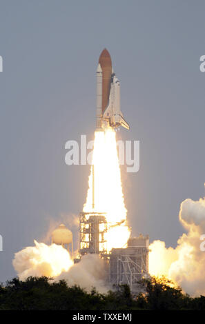 NASA Space Shuttle "Atlantis" lancia secondi dopo 2:01 PM da complesso 39a al Kennedy Space Center, Florida il 11 maggio 2009. Atlantis sta portando a sette persone equipaggio sul finale volo navetta alla NASA il telescopio spaziale Hubble. L'equipaggio prevede cinque i viaggi futuri oltre undici giorni di missione per riparare e migliorare il telescopio che consentirà di aumentare la sua durata di vita operativa attraverso almeno 2014. Il piede 44 osservatorio fu lanciato nello spazio su STS 31 in aprile 1990 e ha completato più di un centinaio di migliaia di orbite. (UPI foto/Joe Marino - Bill Cantrell) Foto Stock