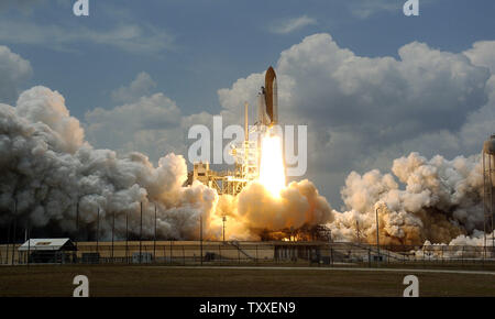 NASA Space Shuttle "Atlantis" lancia secondi dopo 2:01 PM da complesso 39a al Kennedy Space Center, Florida il 11 maggio 2009. Atlantis sta portando a sette persone equipaggio sul finale volo navetta alla NASA il telescopio spaziale Hubble. L'equipaggio prevede cinque i viaggi futuri oltre undici giorni di missione per riparare e migliorare il telescopio che consentirà di aumentare la sua durata di vita operativa attraverso almeno 2014. Il piede 44 osservatorio fu lanciato nello spazio su STS 31 in aprile 1990 e ha completato più di un centinaio di migliaia di orbite. (UPI foto/Joe Marino - Bill Cantrell) Foto Stock