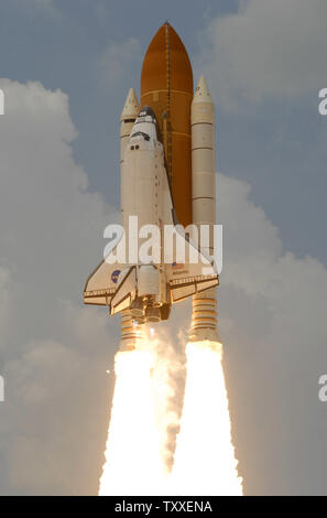 NASA Space Shuttle "Atlantis" lancia secondi dopo 2:01 PM da complesso 39a al Kennedy Space Center, Florida il 11 maggio 2009. Atlantis sta portando a sette persone equipaggio sul finale volo navetta alla NASA il telescopio spaziale Hubble. L'equipaggio prevede cinque i viaggi futuri oltre undici giorni di missione per riparare e migliorare il telescopio che consentirà di aumentare la sua durata di vita operativa attraverso almeno 2014. Il piede 44 osservatorio fu lanciato nello spazio su STS 31 in aprile 1990 e ha completato più di un centinaio di migliaia di orbite. (UPI foto/Joe Marino - Bill Cantrell) Foto Stock