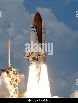 NASA Space Shuttle "Atlantis" lancia secondi dopo 2:01 PM da complesso 39a al Kennedy Space Center, Florida il 11 maggio 2009. Atlantis sta portando a sette persone equipaggio sul finale volo navetta alla NASA il telescopio spaziale Hubble. L'equipaggio prevede cinque i viaggi futuri oltre undici giorni di missione per riparare e migliorare il telescopio che consentirà di aumentare la sua durata di vita operativa attraverso almeno 2014. Il piede 44 osservatorio fu lanciato nello spazio su STS 31 in aprile 1990 e ha completato più di un centinaio di migliaia di orbite. (UPI foto/Joe Marino - Bill Cantrell) Foto Stock