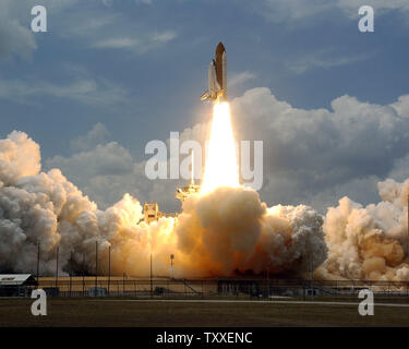 NASA Space Shuttle "Atlantis" lancia secondi dopo 2:01 PM da complesso 39a al Kennedy Space Center, Florida il 11 maggio 2009. Atlantis sta portando a sette persone equipaggio sul finale volo navetta alla NASA il telescopio spaziale Hubble. L'equipaggio prevede cinque i viaggi futuri oltre undici giorni di missione per riparare e migliorare il telescopio che consentirà di aumentare la sua durata di vita operativa attraverso almeno 2014. Il piede 44 osservatorio fu lanciato nello spazio su STS 31 in aprile 1990 e ha completato più di un centinaio di migliaia di orbite. (UPI foto/Joe Marino - Bill Cantrell) Foto Stock