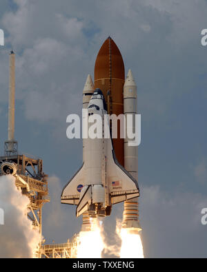 NASA Space Shuttle "Atlantis" lancia secondi dopo 2:01 PM da complesso 39a al Kennedy Space Center, Florida il 11 maggio 2009. Atlantis sta portando a sette persone equipaggio sul finale volo navetta alla NASA il telescopio spaziale Hubble. L'equipaggio prevede cinque i viaggi futuri oltre undici giorni di missione per riparare e migliorare il telescopio che consentirà di aumentare la sua durata di vita operativa attraverso almeno 2014. Il piede 44 osservatorio fu lanciato nello spazio su STS 31 in aprile 1990 e ha completato più di un centinaio di migliaia di orbite. (UPI foto/Joe Marino - Bill Cantrell) Foto Stock