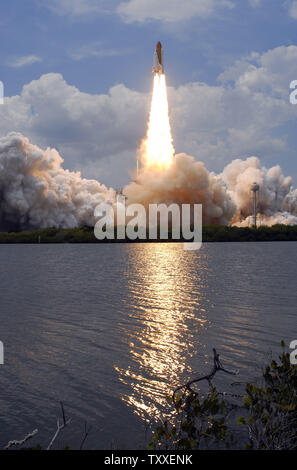 NASA Space Shuttle "Atlantis" lancia secondi dopo 2:01 PM da complesso 39a al Kennedy Space Center, Florida il 11 maggio 2009. Atlantis sta portando a sette persone equipaggio sul finale volo navetta alla NASA il telescopio spaziale Hubble. L'equipaggio prevede cinque i viaggi futuri oltre undici giorni di missione per riparare e migliorare il telescopio che consentirà di aumentare la sua durata di vita operativa attraverso almeno 2014. Il piede 44 osservatorio fu lanciato nello spazio su STS 31 in aprile 1990 e ha completato più di un centinaio di migliaia di orbite. (UPI foto/Joe Marino - Bill Cantrell) Foto Stock