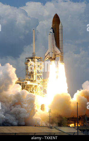 NASA Space Shuttle "Atlantis" lancia secondi dopo 2:01 PM da complesso 39a al Kennedy Space Center, Florida il 11 maggio 2009. Atlantis sta portando a sette persone equipaggio sul finale volo navetta alla NASA il telescopio spaziale Hubble. L'equipaggio prevede cinque i viaggi futuri oltre undici giorni di missione per riparare e migliorare il telescopio che consentirà di aumentare la sua durata di vita operativa attraverso almeno 2014. Il piede 44 osservatorio fu lanciato nello spazio su STS 31 in aprile 1990 e ha completato più di un centinaio di migliaia di orbite. (UPI foto/Joe Marino - Bill Cantrell) Foto Stock