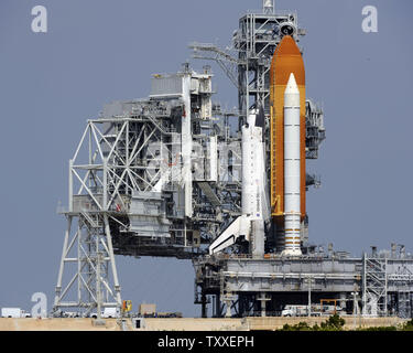 Come ruotare la struttura del servizio rotola indietro, NASA Space Shuttle "Endeavour" si siede pronti per il lancio da complesso 39a sulla Missione STS 127 dal Kennedy Space Center in Florida il 12 giugno 2009. Impegno e il suo sette persone equipaggio volerà verso la Stazione Spaziale Internazionale per installare il modulo Kibo nonché aggiungere apparecchiature previste per il futuro delle riparazioni durante il previsto sedici giorni di missione. (UPI foto/Joe Marino - Bill Cantrell) Foto Stock