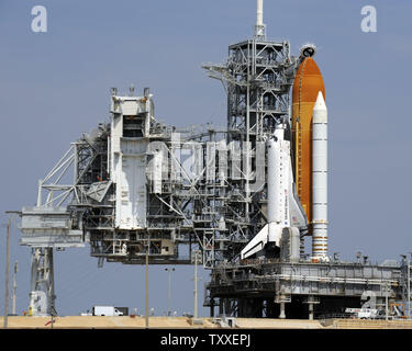 Come ruotare la struttura del servizio rotola indietro, NASA Space Shuttle "Endeavour" si siede pronti per il lancio da complesso 39a sulla Missione STS 127 dal Kennedy Space Center in Florida il 12 giugno 2009. Impegno e il suo sette persone equipaggio volerà verso la Stazione Spaziale Internazionale per installare il modulo Kibo nonché aggiungere apparecchiature previste per il futuro delle riparazioni durante il previsto sedici giorni di missione. (UPI foto/Joe Marino - Bill Cantrell) Foto Stock