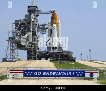 Come ruotare la struttura del servizio rotola indietro, NASA Space Shuttle "Endeavour" si siede pronti per il lancio da complesso 39a sulla Missione STS 127 dal Kennedy Space Center in Florida il 12 giugno 2009. Impegno e il suo sette persone equipaggio volerà verso la Stazione Spaziale Internazionale per installare il modulo Kibo nonché aggiungere apparecchiature previste per il futuro delle riparazioni durante il previsto sedici giorni di missione. (UPI foto/Joe Marino - Bill Cantrell) Foto Stock