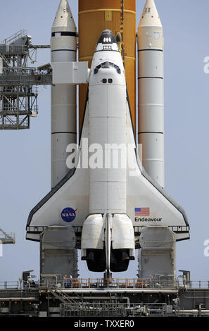 Come ruotare la struttura del servizio rotola indietro, NASA Space Shuttle "Endeavour" si siede pronti per il lancio da complesso 39a sulla Missione STS 127 dal Kennedy Space Center in Florida il 12 giugno 2009. Impegno e il suo sette persone equipaggio volerà verso la Stazione Spaziale Internazionale per installare il modulo Kibo nonché aggiungere apparecchiature previste per il futuro delle riparazioni durante il previsto sedici giorni di missione. (UPI foto/Joe Marino - Bill Cantrell) Foto Stock