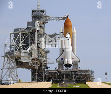 Come ruotare la struttura del servizio rotola indietro, NASA Space Shuttle "Endeavour" si siede pronti per il lancio da complesso 39a sulla Missione STS 127 dal Kennedy Space Center in Florida il 12 giugno 2009. Impegno e il suo sette persone equipaggio volerà verso la Stazione Spaziale Internazionale per installare il modulo Kibo nonché aggiungere apparecchiature previste per il futuro delle riparazioni durante il previsto sedici giorni di missione. (UPI foto/Joe Marino - Bill Cantrell) Foto Stock