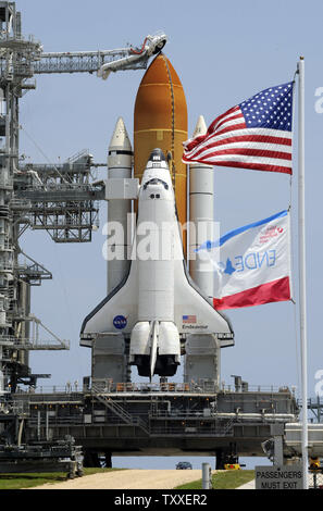 Come ruotare la struttura del servizio rotola indietro, NASA Space Shuttle "Endeavour" si siede pronti per il lancio da complesso 39a sulla Missione STS 127 dal Kennedy Space Center in Florida il 12 giugno 2009. Impegno e il suo sette persone equipaggio volerà verso la Stazione Spaziale Internazionale per installare il modulo Kibo nonché aggiungere apparecchiature previste per il futuro delle riparazioni durante il previsto sedici giorni di missione. (UPI foto/Joe Marino - Bill Cantrell) Foto Stock