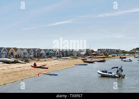 La colorata e molto ricercata spiaggia capanne sulla Mudeford Spit (Mudeford Sandbank, Mudeford spiaggia) a testa Hengistbury nel Dorset Foto Stock