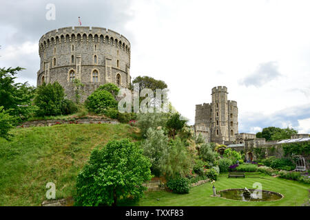 Moat giardino, la torre rotonda e la King Edward III Tower, fotografata nel giugno 2019 Foto Stock