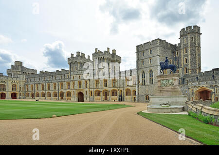 Un quadrangolo King Edward III Tower, Lancaster Tower, York Tower, Porta San Giorgio e la statua equestre di re Carlo II al Castello di Windsor Foto Stock