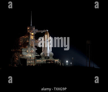 NASA Space Shuttle Discovery si siede in bilico su complessi 39A durante il rollback RSS per la preparazione finale della missione STS 133 presso il Kennedy Space Center in Florida il novembre 03,2010. Con un equipaggio di sei comandato da Steven Lindsey,l'Orbiter consegnerà il permanente modulo multiuso [PMM] insieme con il quarto ExPress Logistics Carrier con le parti di ricambio per la Stazione Spaziale Internazionale durante la sua ultima pianificato di missione. UPI/ Joe Marino-Bill Cantrell Foto Stock