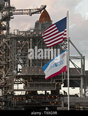 NASA Space Shuttle Discovery si siede in bilico su complessi 39A durante il rollback RSS per la preparazione finale della missione STS 133 presso il Kennedy Space Center in Florida il novembre 03,2010. Con un equipaggio di sei comandato da Steven Lindsey,l'Orbiter consegnerà il permanente modulo multiuso [PMM] insieme con il quarto ExPress Logistics Carrier con le parti di ricambio per la Stazione Spaziale Internazionale durante la sua ultima pianificato di missione. UPI/ Joe Marino-Bill Cantrell Foto Stock