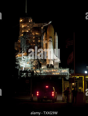 NASA Space Shuttle Discovery si siede in bilico su complessi 39A durante il rollback RSS per la preparazione finale della missione STS 133 presso il Kennedy Space Center in Florida il novembre 03,2010. Con un equipaggio di sei comandato da Steven Lindsey,l'Orbiter consegnerà il permanente modulo multiuso [PMM] insieme con il quarto ExPress Logistics Carrier con le parti di ricambio per la Stazione Spaziale Internazionale durante la sua ultima pianificato di missione. UPI/ Joe Marino-Bill Cantrell Foto Stock