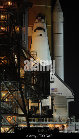 La NASA fa finale di avviare i preparativi per lo Space Shuttle 'scoperta' come il servizio di rotazione rulli struttura torna al complesso 39a al Kennedy Space Center il Feb 23, 2011. Scoperta la 39th e ultima missione STS 133, è prevista per il lancio alla Stazione Spaziale Internazionale nel febbraio 24 a 4:50 pm durante una decina di minuti di finestra. UPI/Joe Marino-Bill Cantrell Foto Stock