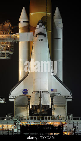 La NASA fa finale di avviare i preparativi per lo Space Shuttle 'scoperta' come il servizio di rotazione rulli struttura torna al complesso 39a al Kennedy Space Center il Feb 23, 2011. Scoperta la 39th e ultima missione STS 133, è prevista per il lancio alla Stazione Spaziale Internazionale nel febbraio 24 a 4:50 pm durante una decina di minuti di finestra. UPI/Joe Marino-Bill Cantrell Foto Stock