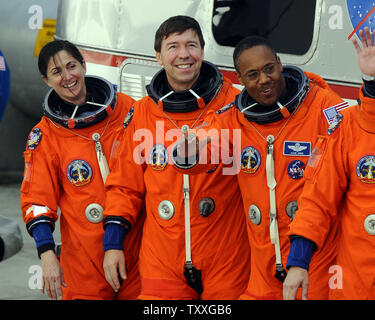 Gli astronauti della NASA e gli specialisti di missione di STS 133, Nicole Stott (l), Michael Barratt (c) e Alvin Drew (r), Wave per i supporti prima di uscire per complessi di lancio 39A a bordo di una navetta spaziale 'scoperta' e fare i preparativi per la scoperta del lancio finale sulla Missione STS 133 alla stazione spaziale internazionale presso il Kennedy Space Center su Feb 24, 2011. UPI/Joe Marino-Bill Cantrell Foto Stock