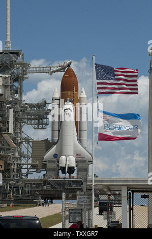 NASA Space Shuttle Endeavour siede in bilico su complessi 39A durante il rollback RSS per la preparazione finale della missione STS 134 presso il Kennedy Space Center in Florida il Maggio15,2011. Con un equipaggio di sei comandato da Mark Kelly ,l'Orbiter consegnerà il Express Logistics Carrier-3 [ELC-3] e Alpha Magnetic Spectrometer [EM] insieme con altri pezzi di ricambio per la Stazione Spaziale Internazionale durante la sua ultima pianificato di missione. UPI/ Joe Marino-Bill Cantrell Foto Stock