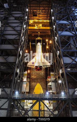 Impianti di risalita della NASA Space Shuttle "Atlantis" prima di attaccare il suo serbatoio esterno ed i richiami al Kennedy Space Center il 18 maggio 2011. Atlantis sarà in grado di volare il programma 135space shuttle in missione nei suoi trent'anni di storia. Atlantis lancerà un equipaggio di quattro alla Stazione Spaziale Internazionale su un sedici giorni di missione. L'orbiter e il suo equipaggio potrà consegnare le forniture per il complesso di dotare la stazione per la navetta post era. UPI/Joe Marino-Bill Cantrell Foto Stock