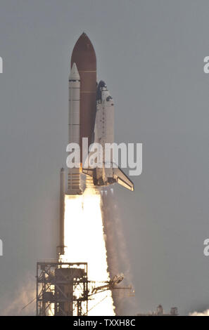 NASA Space Shuttle "Atlantis" lancia a 11:28 AM da complesso 39a al Kennedy Space Center, Florida il 8 luglio 2011. Il lancio con un equipaggio di quattro per la Stazione Spaziale Internazionale, la Missione STS 135, è finale della NASA nella missione dello shuttle 30 anni di storia. Ora che la stazione per la costruzione è completa, Atlantis consegnerà le forniture e le attrezzature per essere utilizzato presso il complesso durante il post era navetta. Da questo punto in poi, la stazione sarà fornito da con o senza presidio russo razzi Soyuz. SpaceX è anche la pianificazione per supportare la stazione una volta che la sua tecnologia è stato approv Foto Stock