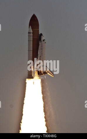 NASA Space Shuttle "Atlantis" lancia a 11:28 AM da complesso 39a al Kennedy Space Center, Florida il 8 luglio 2011. Il lancio con un equipaggio di quattro per la Stazione Spaziale Internazionale, la Missione STS 135, è finale della NASA nella missione dello shuttle 30 anni di storia. Ora che la stazione per la costruzione è completa, Atlantis consegnerà le forniture e le attrezzature per essere utilizzato presso il complesso durante il post era navetta. Da questo punto in poi, la stazione sarà fornito da con o senza presidio russo razzi Soyuz. SpaceX è anche la pianificazione per supportare la stazione una volta che la sua tecnologia è stato approv Foto Stock