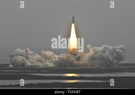 NASA Space Shuttle "Atlantis" lancia a 11:28 AM da complesso 39a al Kennedy Space Center, Florida il 8 luglio 2011. Il lancio con un equipaggio di quattro per la Stazione Spaziale Internazionale, la Missione STS 135, è finale della NASA nella missione dello shuttle 30 anni di storia. Ora che la stazione per la costruzione è completa, Atlantis consegnerà le forniture e le attrezzature per essere utilizzato presso il complesso durante il post era navetta. Da questo punto in poi, la stazione sarà fornito da con o senza presidio russo razzi Soyuz. SpaceX è anche la pianificazione per supportare la stazione una volta che la sua tecnologia è stato approv Foto Stock