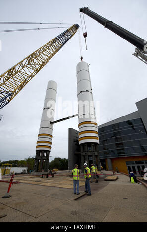 Prosegue la costruzione all'Atlantis presentano presso il Kennedy Space Center Complesso Visitatori on April 12, 2013. Mock up modelli di solid rocket boosters sono costruiti vicino all'ingresso dell'impianto. Delaware North, che gestisce il complesso sta progettando di aprire l'Atlantis presentano in giugno. Come la mostra si prepara ad aprire, la NASA cerca di chiudere i servizi presso il Centro Spaziale e preparare per razzi più recenti e future missioni al di là in bassa orbita terrestre. .UPI/Joe Marino-Bill Cantrell Foto Stock