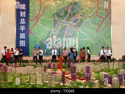 I potenziali proprietari guardare a un modello di un nuovo e imponente complesso urbano, uno dei più grandi sotto-costruzione in Cina, essendo costruito di Guiyang, la capitale della provincia di Guizhou sulla luglio 22, 2013. Nazionale Cinese consulenti politici della scorsa settimana ha messo in guardia circa i rischi di sacrificare la qualità di urbanizzazione per la velocità. Come lo scorso anno circa il 52 per cento della popolazione cinese vive in aree urbane, fino dal 20 percento circa trent'anni fa. Lo stesso processo ha preso la Gran Bretagna circa cento anni gli Stati Uniti 60 anni e Francia 65 anni. UPI/Stephen rasoio Foto Stock