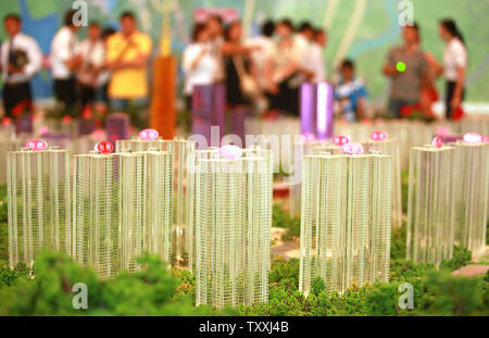 I potenziali proprietari guardare a un modello di un nuovo e imponente complesso urbano, uno dei più grandi sotto-costruzione in Cina, essendo costruito di Guiyang, la capitale della provincia di Guizhou sulla luglio 22, 2013. Nazionale Cinese consulenti politici della scorsa settimana ha messo in guardia circa i rischi di sacrificare la qualità di urbanizzazione per la velocità. Come lo scorso anno circa il 52 per cento della popolazione cinese vive in aree urbane, fino dal 20 percento circa trent'anni fa. Lo stesso processo ha preso la Gran Bretagna circa cento anni gli Stati Uniti 60 anni e Francia 65 anni. UPI/Stephen rasoio Foto Stock