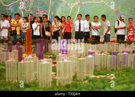 I potenziali proprietari guardare a un modello di un nuovo e imponente complesso urbano, uno dei più grandi sotto-costruzione in Cina, essendo costruito di Guiyang, la capitale della provincia di Guizhou sulla luglio 22, 2013. Nazionale Cinese consulenti politici della scorsa settimana ha messo in guardia circa i rischi di sacrificare la qualità di urbanizzazione per la velocità. Come lo scorso anno circa il 52 per cento della popolazione cinese vive in aree urbane, fino dal 20 percento circa trent'anni fa. Lo stesso processo ha preso la Gran Bretagna circa cento anni gli Stati Uniti 60 anni e Francia 65 anni. UPI/Stephen rasoio Foto Stock