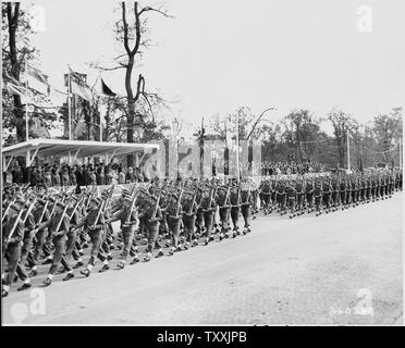 Le truppe britanniche di passare dalla revisione di stand durante il British Victory Parade di Berlino in Germania durante la Conferenza di Potsdam. Il Primo ministro inglese Winston Churchill si trova nella rivisitazione di stand. Foto Stock