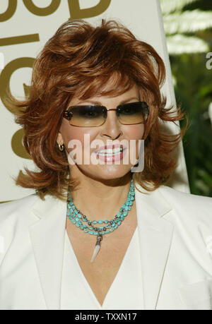 L'attrice Raquel Welch pone per le foto alla Hollywood Foreign Press Association (Annuale HFPA) installazione pranzo presso il Beverly Hills Hotel di Beverly Hills, la California il 11 agosto 2004. La HFPA conferisce l annuale Golden Globe Awards e presentato oltre 1 milione di dollari di sovvenzioni ai film scuole e organizzazioni non-profit durante il pranzo. (UPI foto/Francesco Specker) Foto Stock