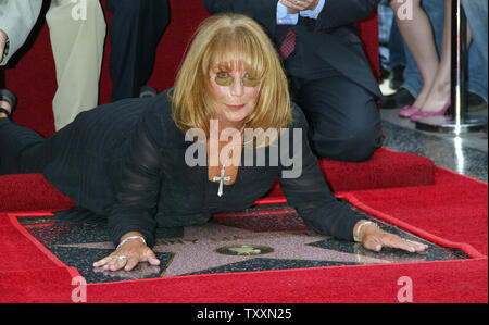 Il Marshall del penny pone per i fotografi durante una cerimonia di inaugurazione la sua stella sulla Hollywood Walk of Fame a Los Angeles il 12 agosto 2004. Il Marshall del penny e Cindy Williams dalla serie televisiva "Laverne e Shirley', sono i 2,258th e 2,259th stelle sulla Hollywood Walk of Fame. (UPI foto/Francesco Specker) Foto Stock