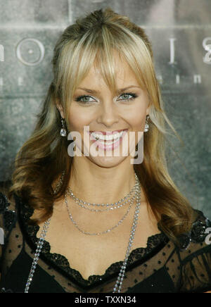 Membro del cast Izabella Scorupco presso la premiere del film di 'ESORCISTA: l'inizio' a Los Angeles il 18 agosto 2004. La Warner Bros. Movie che è un prequel del 'l'Exocrcist', si apre in noi il 20 agosto. (UPI foto/Francesco Specker) Foto Stock