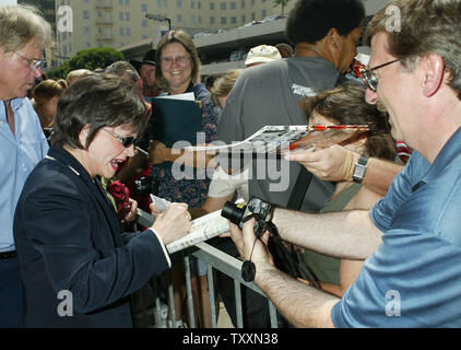 L'attrice Cindy Williams, sinistra, firma autografi per i fan dopo la sua cerimonia di inaugurazione la sua stella sulla Hollywood Walk of Fame a Los Angeles il 12 agosto 2004. Il Marshall del penny e Williams dalla serie televisiva "Laverne e Shirley', sono i 2,258th e 2,259th stelle sulla Hollywood Walk of Fame. (UPI foto/Francesco Specker) Foto Stock