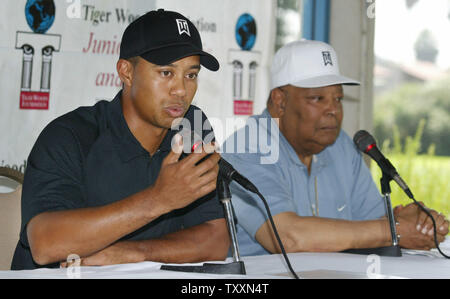 Professional Golfer Tigers boschi, a sinistra e a suo padre, Earl Woods affronta la media durante una conferenza stampa sulla sua Tiger Woods Foundation e la sua proposta di Tiger Woods Learning Center di Anaheim, CA il 28 agosto 2004. (UPI foto/Francesco Specker) Foto Stock