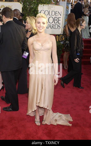 L'attrice Scarlett Johansson posa per fotografi, durante la 61Annuale di Golden Globe Awards presentati presso il Beverly Hilton Hotel, il 25 gennaio 2004, a Beverly Hills, la California. (UPI foto/James Ruymen) Foto Stock