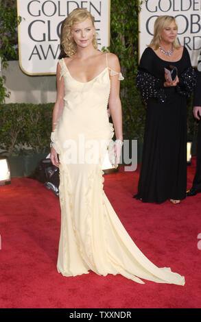 L'attrice Charlize Theron pone per fotografi, durante la 61Annuale di Golden Globe Awards presentati presso il Beverly Hilton Hotel, il 25 gennaio 2004, a Beverly Hills, la California. (UPI foto/James Ruymen) Foto Stock