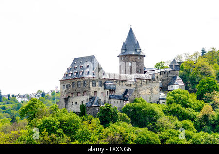 Castello di Bacharach am Rhein. Bella vista da cartolina. Medio Reno, (Rhein fluss, Mittelrhein). Renania Palatinato (Renania-Palatinato), Germania Foto Stock