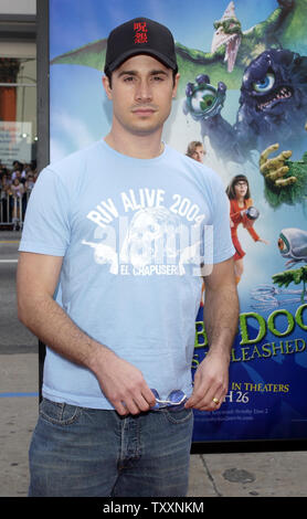 Freddie Prinze Jr, un membro del cast in motion picture comedy avventura 'Scooby-doo 2 : mostri scatenati,' pone durante la premiere del film Sabato, Marzo 20, 2004 a Grauman's Chinese Theater nella sezione di Hollywood di Los Angeles, California. (UPI foto/Peter banche). Foto Stock